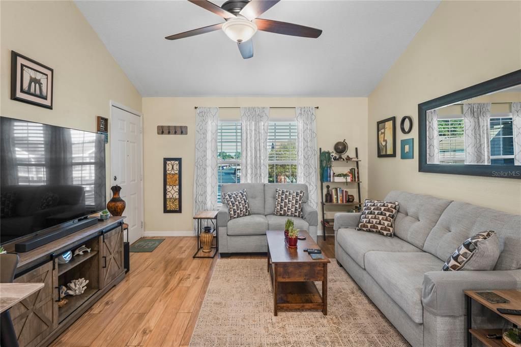 На продажу: $159,999 (2 спален, 1 ванн, 835 Квадратных фут)