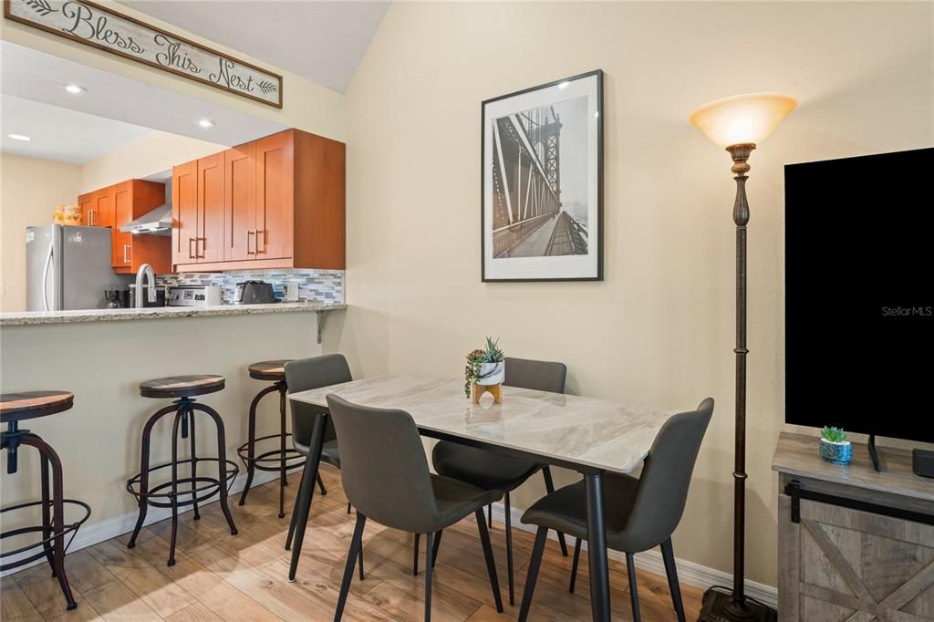 На продажу: $159,999 (2 спален, 1 ванн, 835 Квадратных фут)