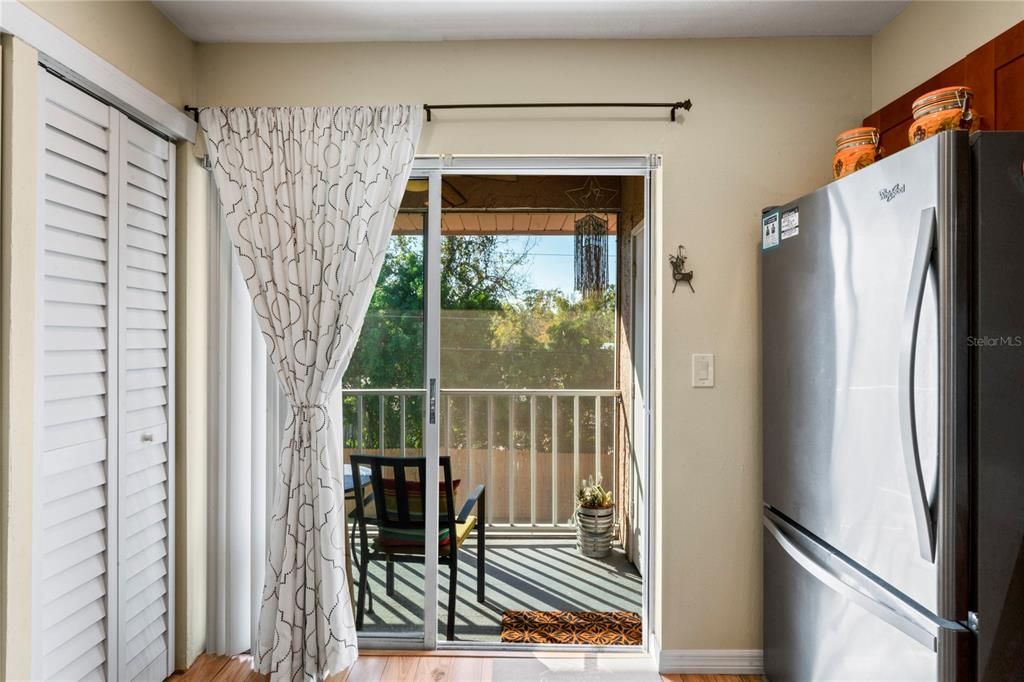 На продажу: $159,999 (2 спален, 1 ванн, 835 Квадратных фут)