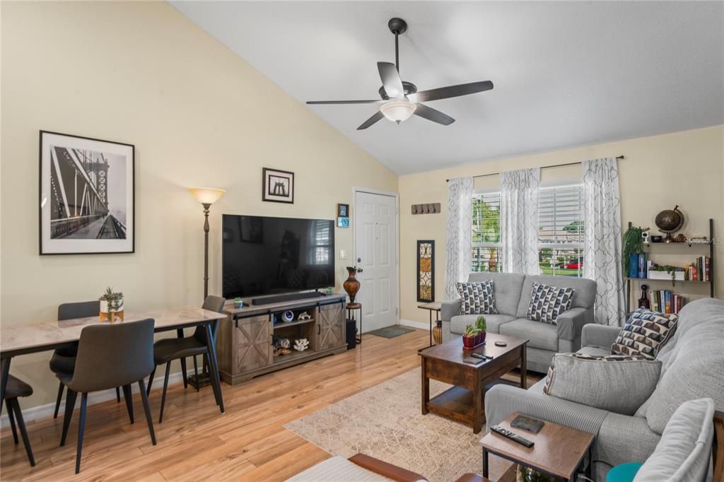 На продажу: $159,999 (2 спален, 1 ванн, 835 Квадратных фут)