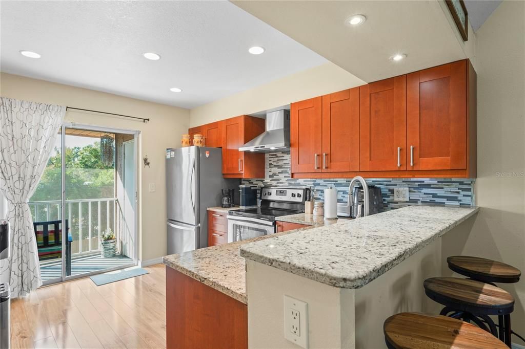 На продажу: $159,999 (2 спален, 1 ванн, 835 Квадратных фут)