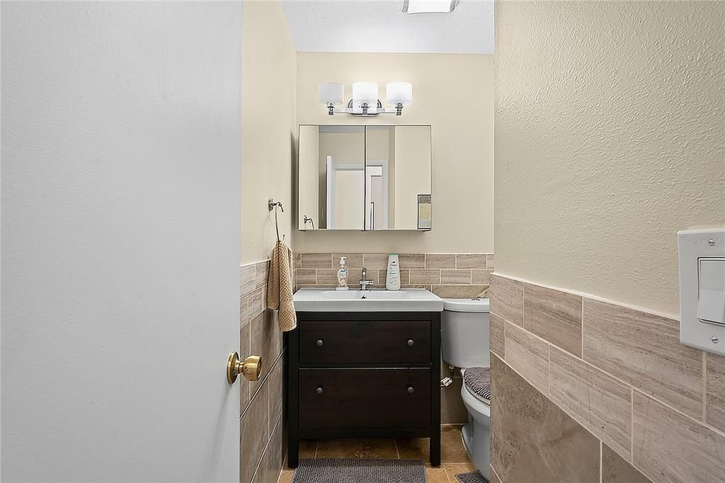 На продажу: $159,999 (2 спален, 1 ванн, 835 Квадратных фут)