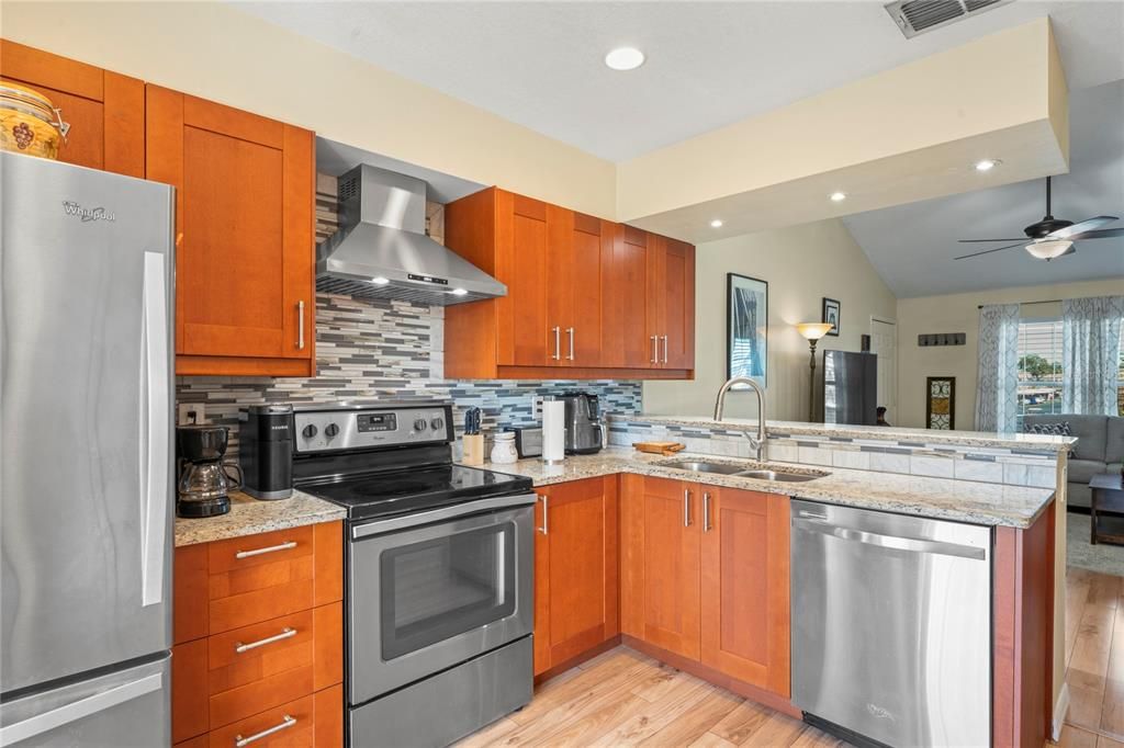 На продажу: $159,999 (2 спален, 1 ванн, 835 Квадратных фут)