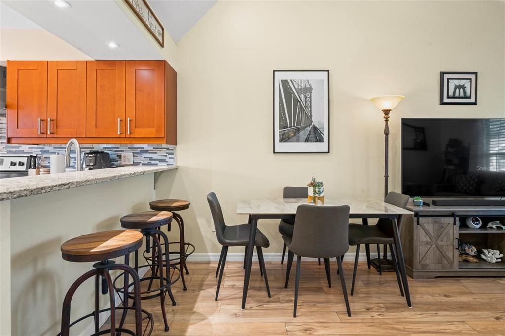 На продажу: $159,999 (2 спален, 1 ванн, 835 Квадратных фут)