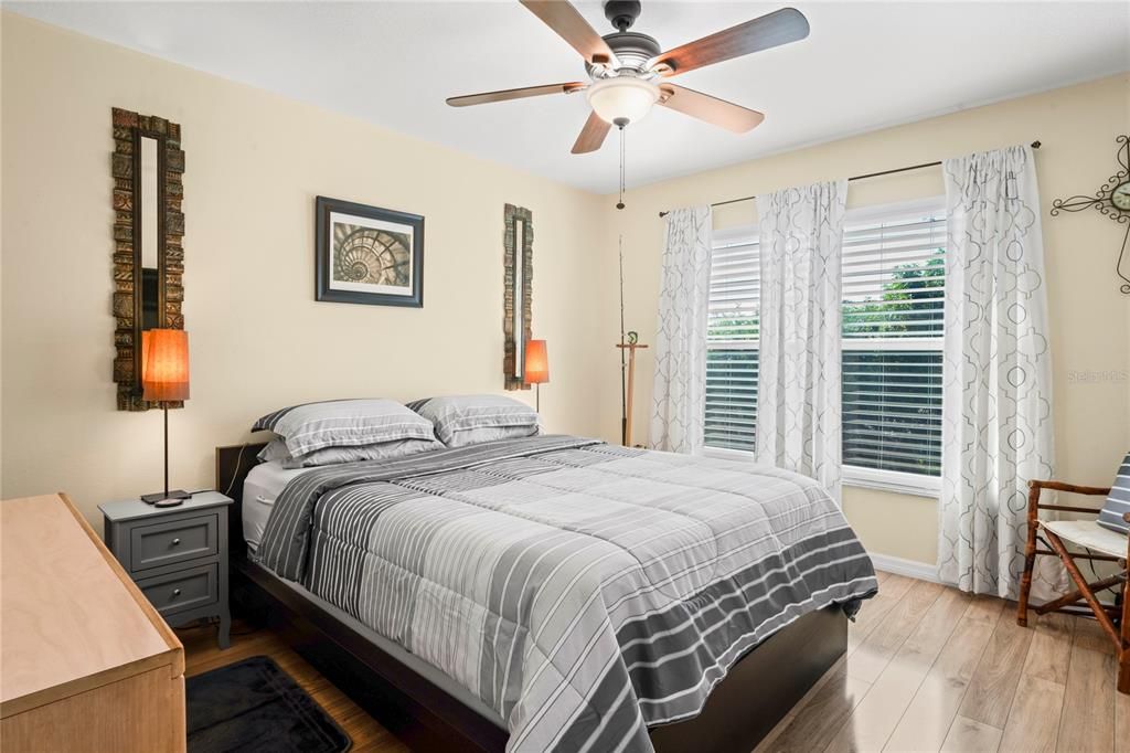 На продажу: $159,999 (2 спален, 1 ванн, 835 Квадратных фут)