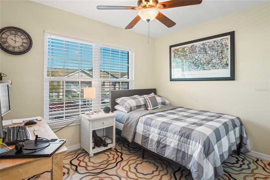 На продажу: $159,999 (2 спален, 1 ванн, 835 Квадратных фут)