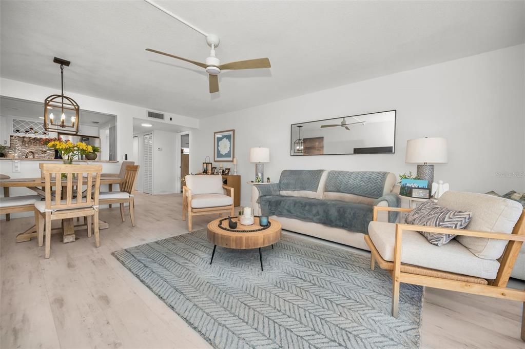 待售: $275,000 (1 贝兹, 1 浴室, 805 平方英尺)