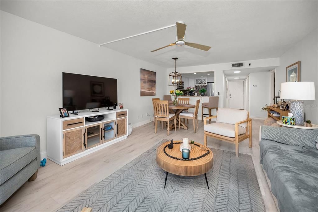 待售: $275,000 (1 贝兹, 1 浴室, 805 平方英尺)