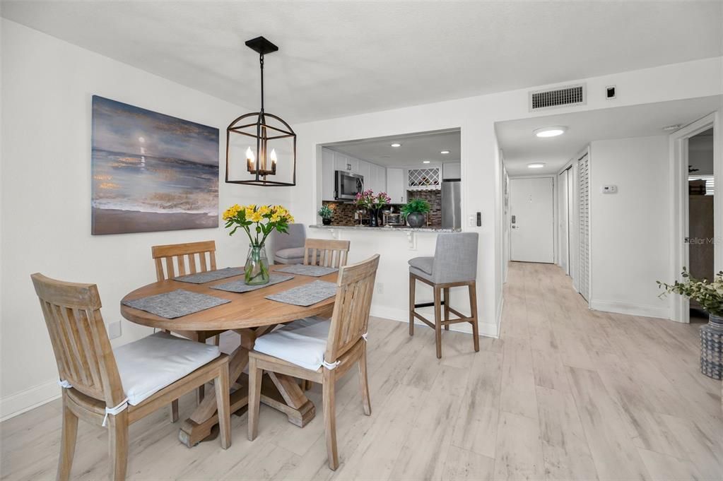 待售: $275,000 (1 贝兹, 1 浴室, 805 平方英尺)