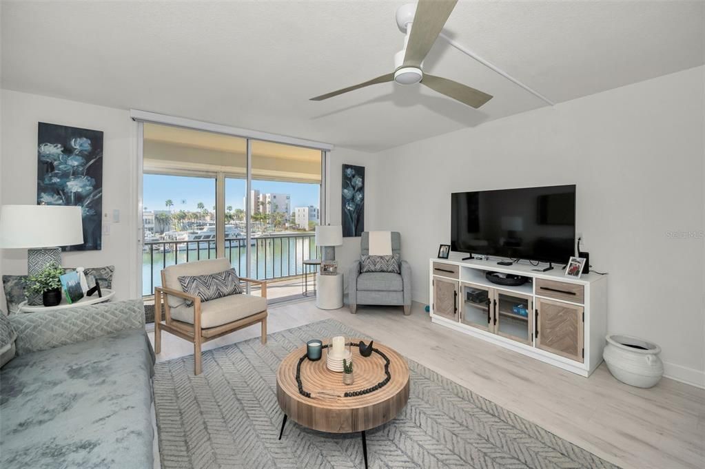 待售: $275,000 (1 贝兹, 1 浴室, 805 平方英尺)