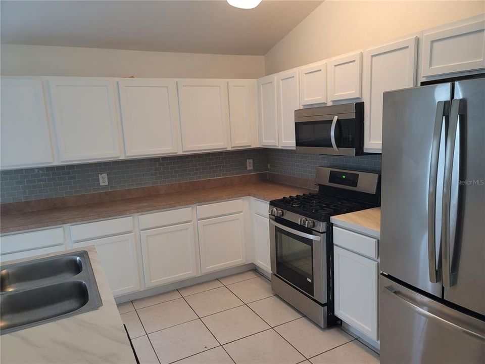 For Sale: $325,000 (4 beds, 2 baths, 1893 Square Feet)
