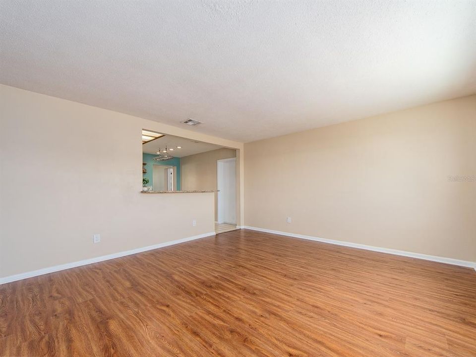 На продажу: $389,900 (3 спален, 2 ванн, 1350 Квадратных фут)