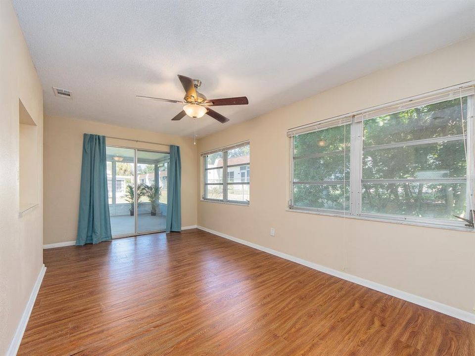 На продажу: $389,900 (3 спален, 2 ванн, 1350 Квадратных фут)