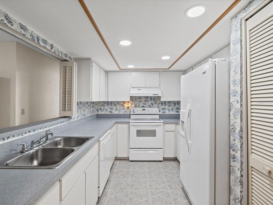 Под контрактом: $139,900 (2 спален, 2 ванн, 1000 Квадратных фут)