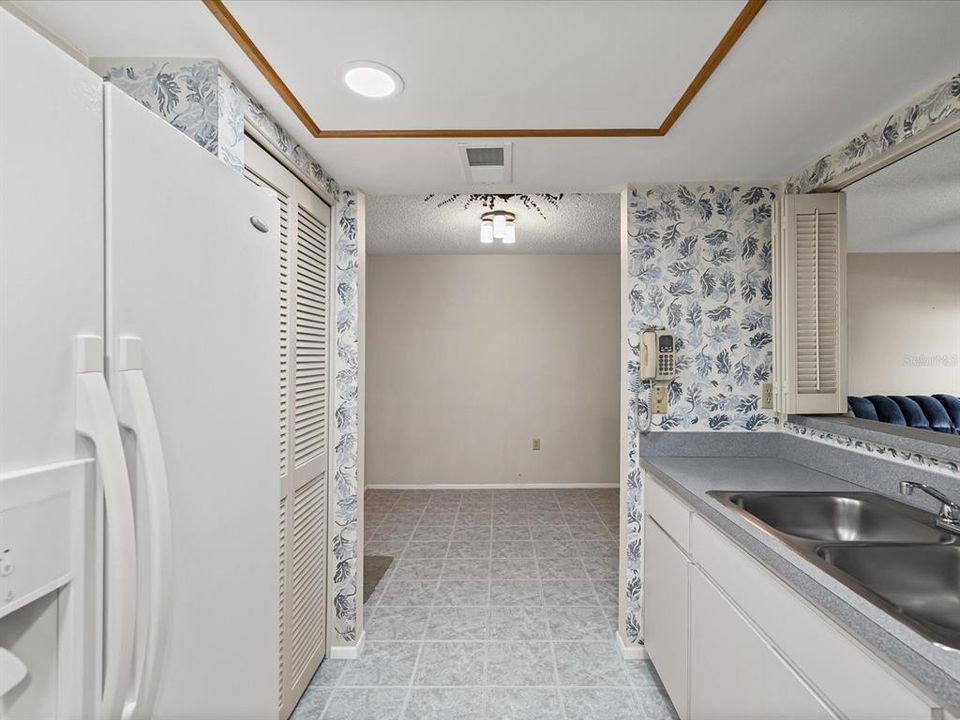 Под контрактом: $139,900 (2 спален, 2 ванн, 1000 Квадратных фут)