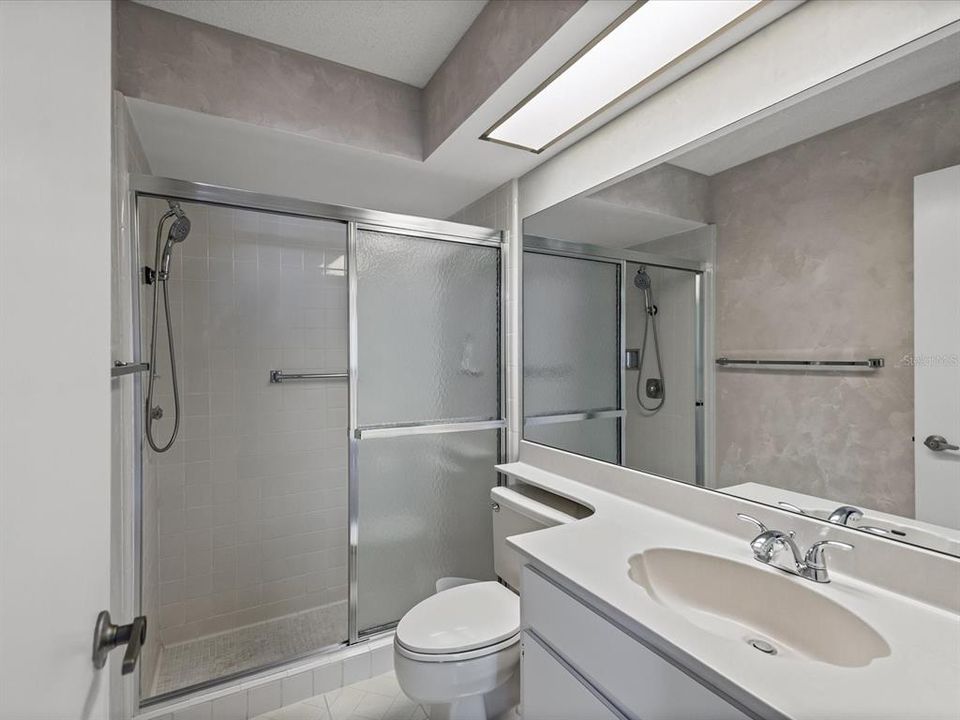 Под контрактом: $139,900 (2 спален, 2 ванн, 1000 Квадратных фут)