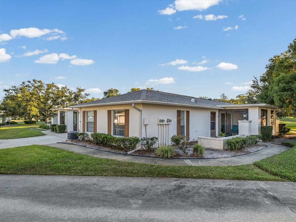 Под контрактом: $139,900 (2 спален, 2 ванн, 1000 Квадратных фут)