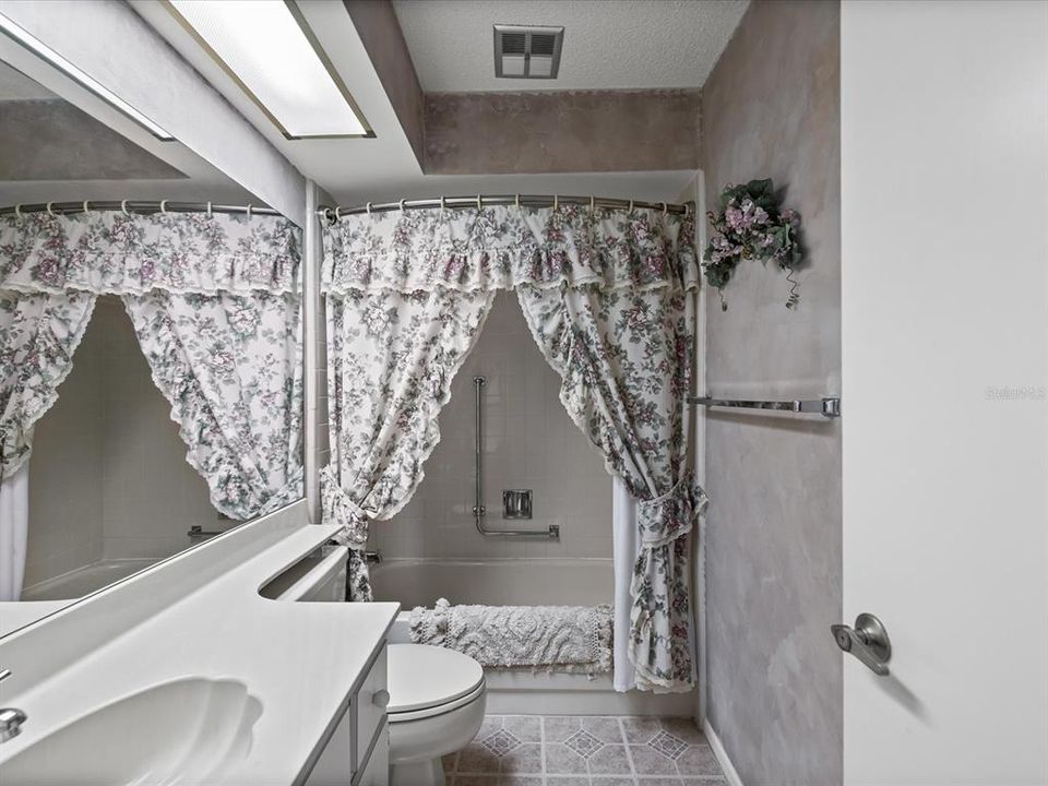 Под контрактом: $139,900 (2 спален, 2 ванн, 1000 Квадратных фут)