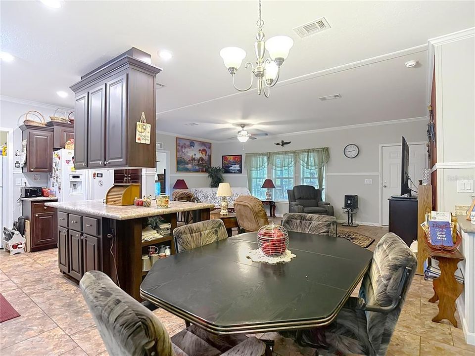 Под контрактом: $276,500 (3 спален, 3 ванн, 2052 Квадратных фут)