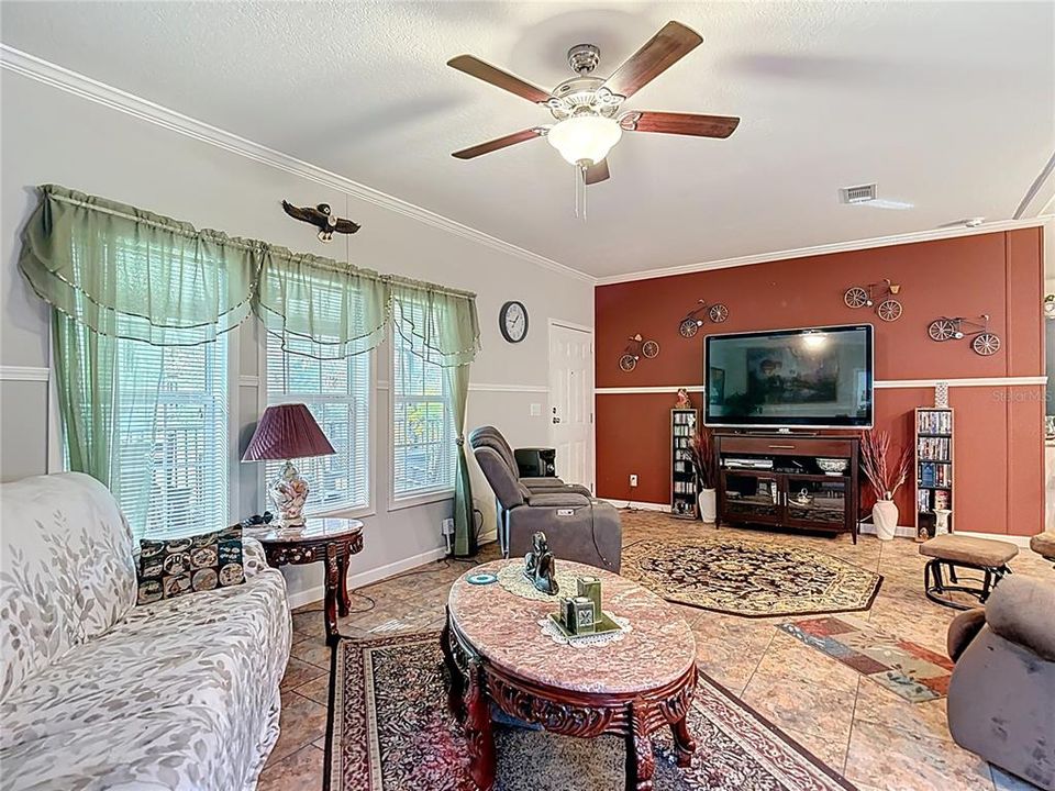 Под контрактом: $276,500 (3 спален, 3 ванн, 2052 Квадратных фут)