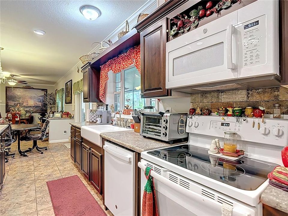 Под контрактом: $276,500 (3 спален, 3 ванн, 2052 Квадратных фут)