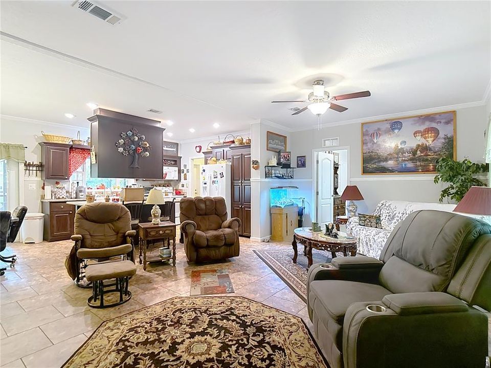 Под контрактом: $276,500 (3 спален, 3 ванн, 2052 Квадратных фут)