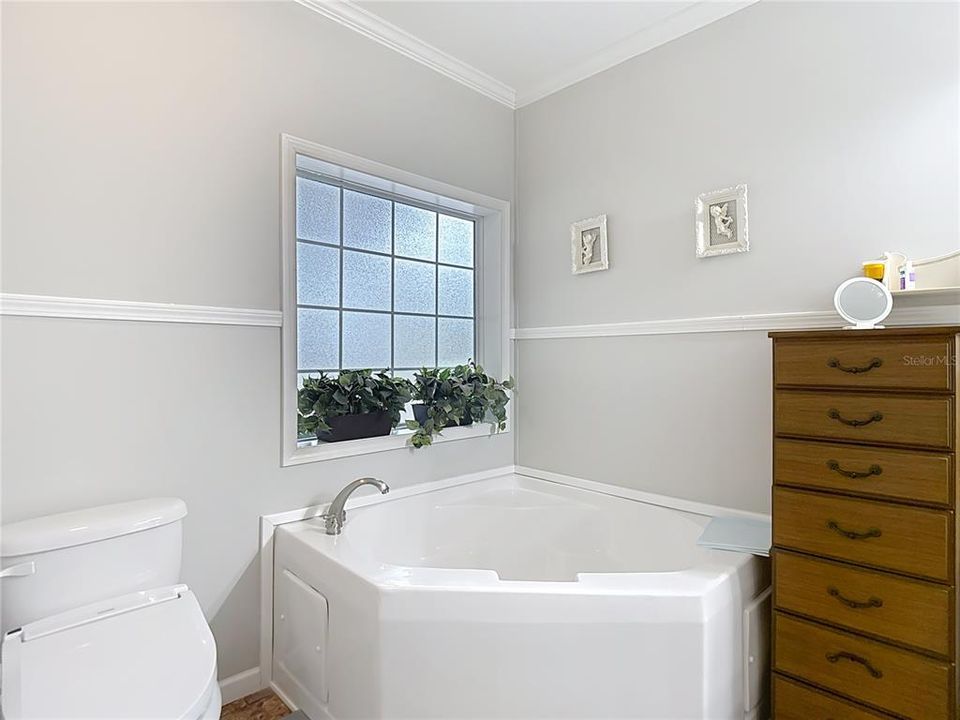 Под контрактом: $276,500 (3 спален, 3 ванн, 2052 Квадратных фут)