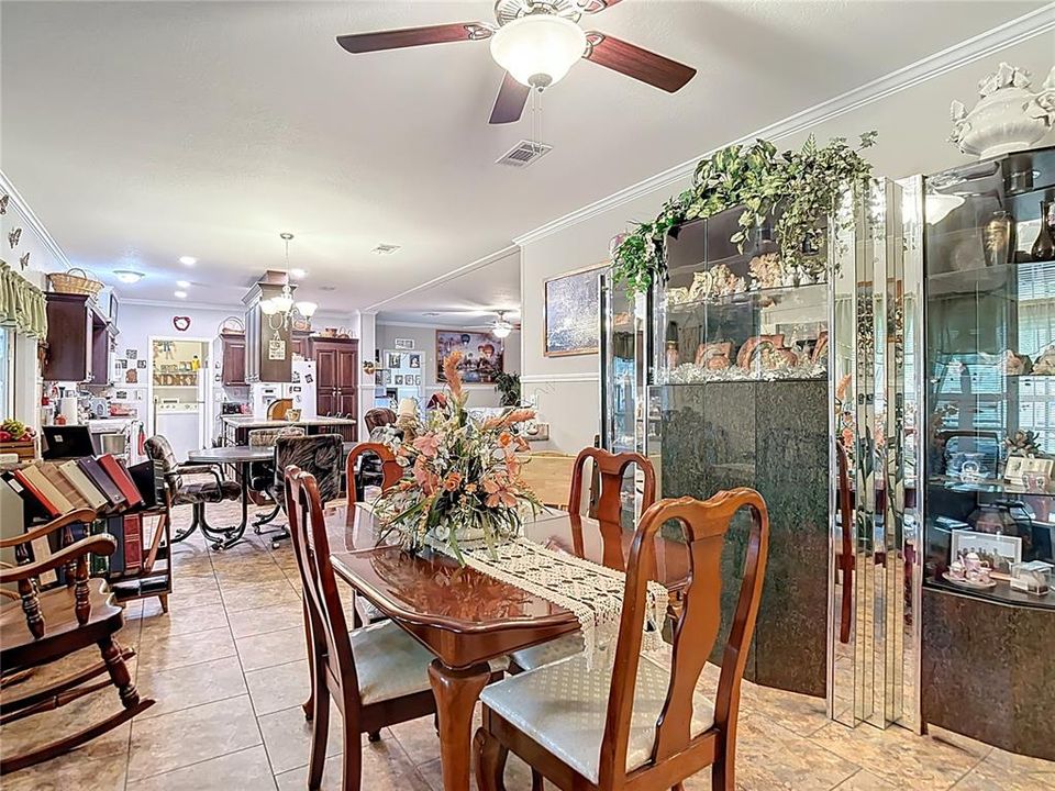 Под контрактом: $276,500 (3 спален, 3 ванн, 2052 Квадратных фут)