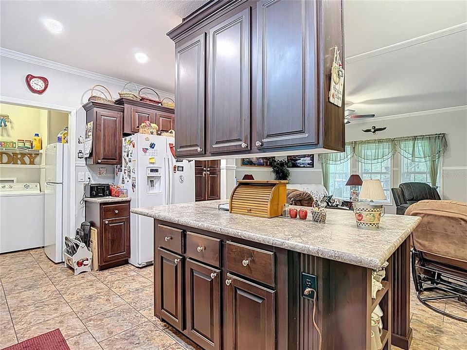 Под контрактом: $276,500 (3 спален, 3 ванн, 2052 Квадратных фут)