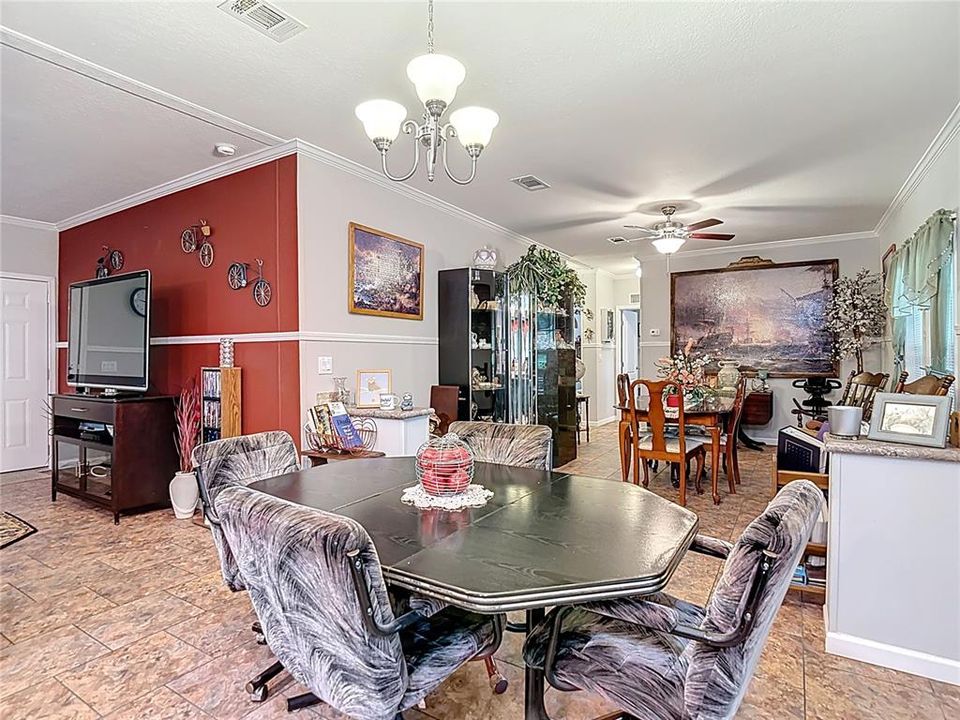 Под контрактом: $276,500 (3 спален, 3 ванн, 2052 Квадратных фут)