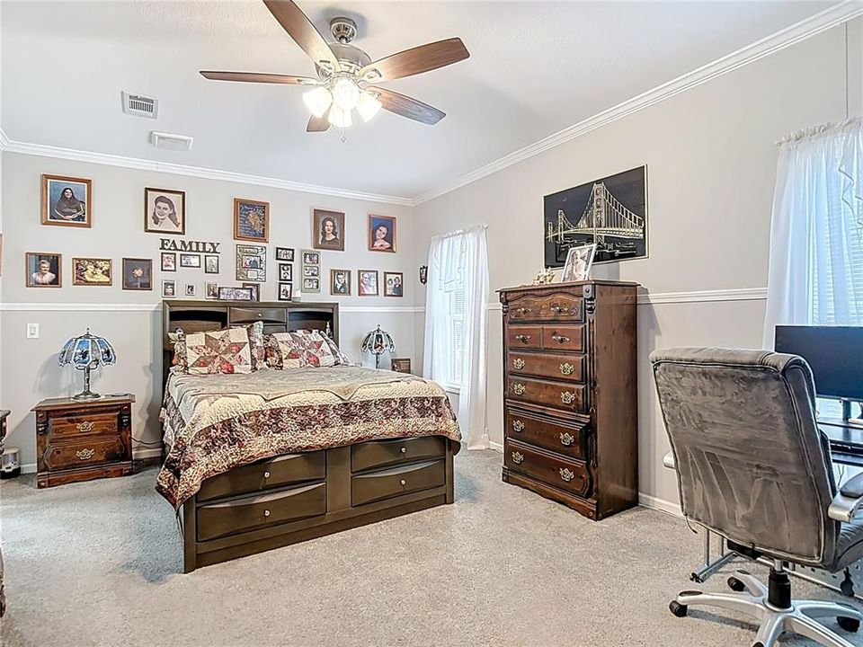 Под контрактом: $276,500 (3 спален, 3 ванн, 2052 Квадратных фут)