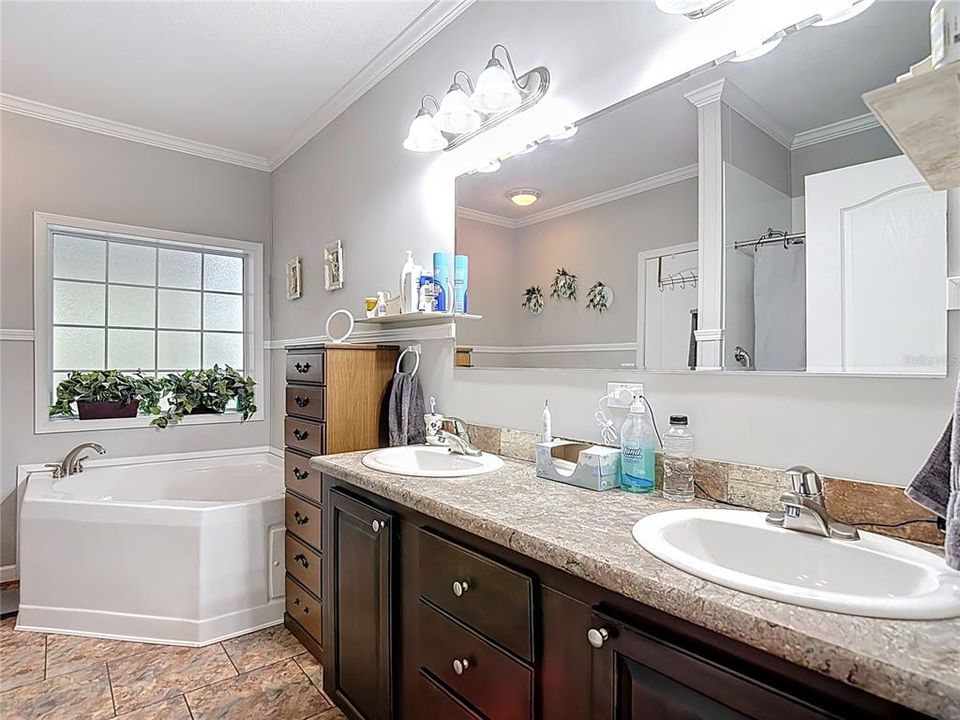 Под контрактом: $276,500 (3 спален, 3 ванн, 2052 Квадратных фут)