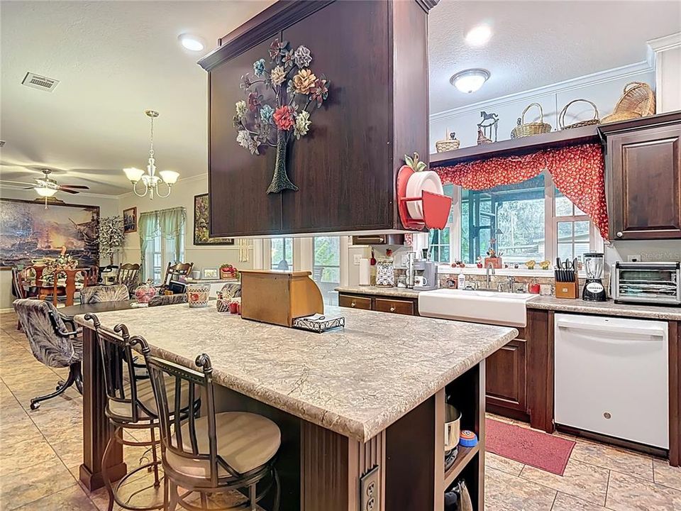 Под контрактом: $276,500 (3 спален, 3 ванн, 2052 Квадратных фут)