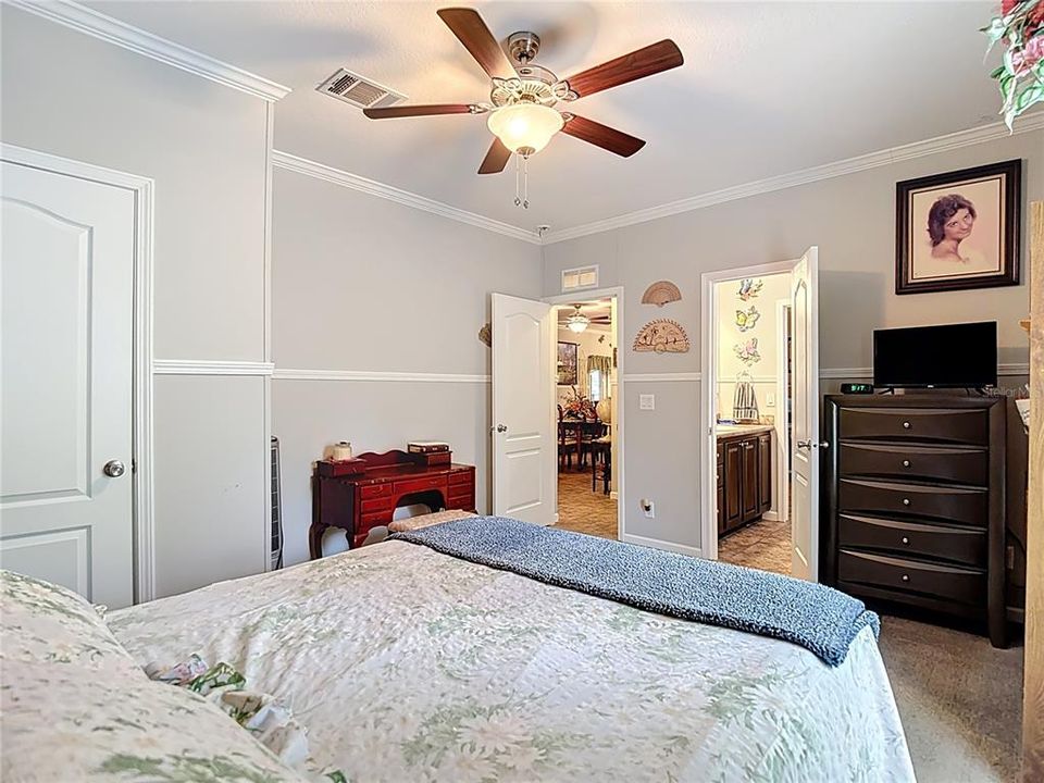 Под контрактом: $276,500 (3 спален, 3 ванн, 2052 Квадратных фут)