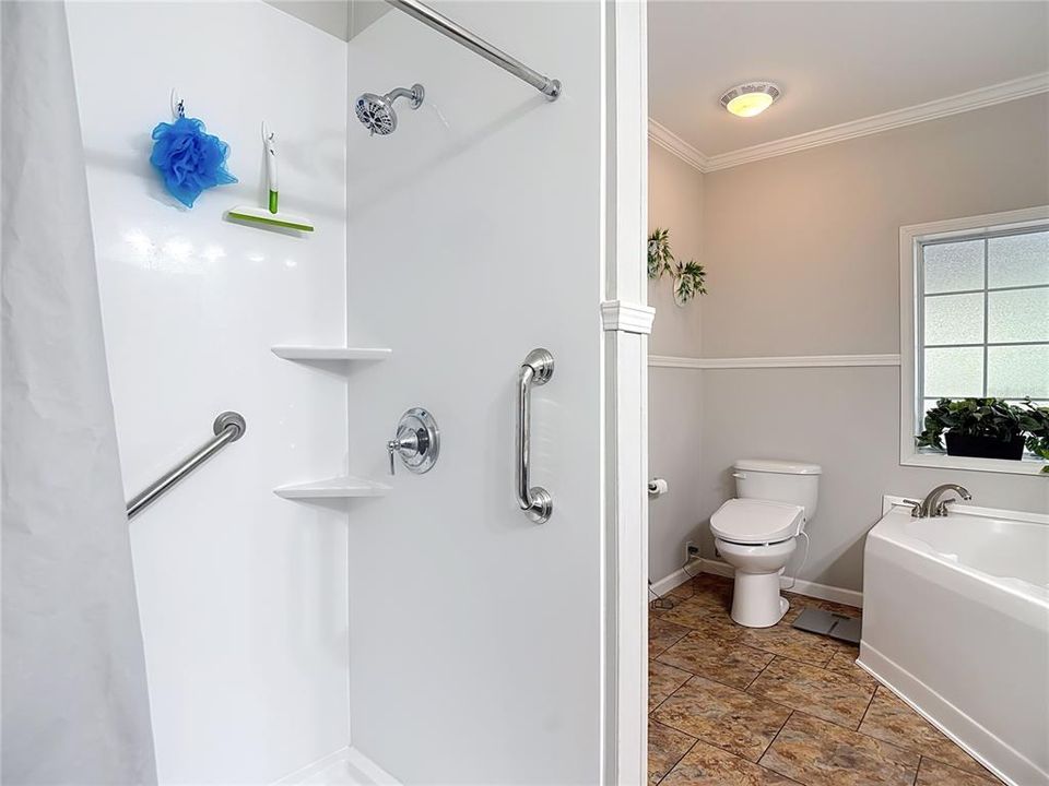 Под контрактом: $276,500 (3 спален, 3 ванн, 2052 Квадратных фут)