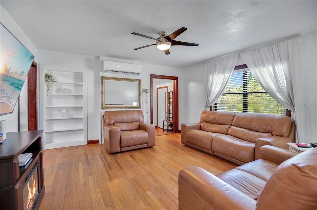 For Sale: $299,900 (3 beds, 1 baths, 1224 Square Feet)