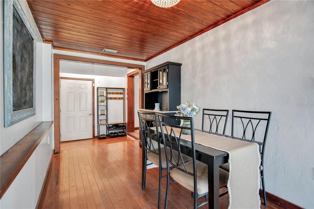 For Sale: $299,900 (3 beds, 1 baths, 1224 Square Feet)