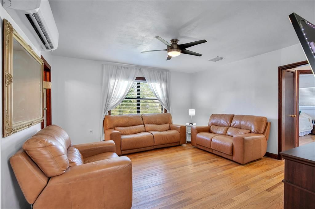 For Sale: $299,900 (3 beds, 1 baths, 1224 Square Feet)