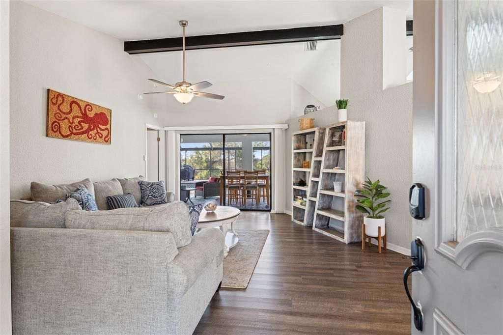 Под контрактом: $430,000 (3 спален, 2 ванн, 2316 Квадратных фут)