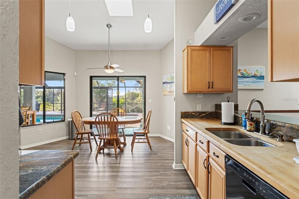 Под контрактом: $430,000 (3 спален, 2 ванн, 2316 Квадратных фут)