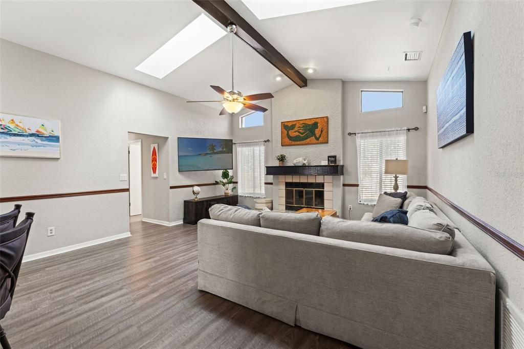 Под контрактом: $430,000 (3 спален, 2 ванн, 2316 Квадратных фут)