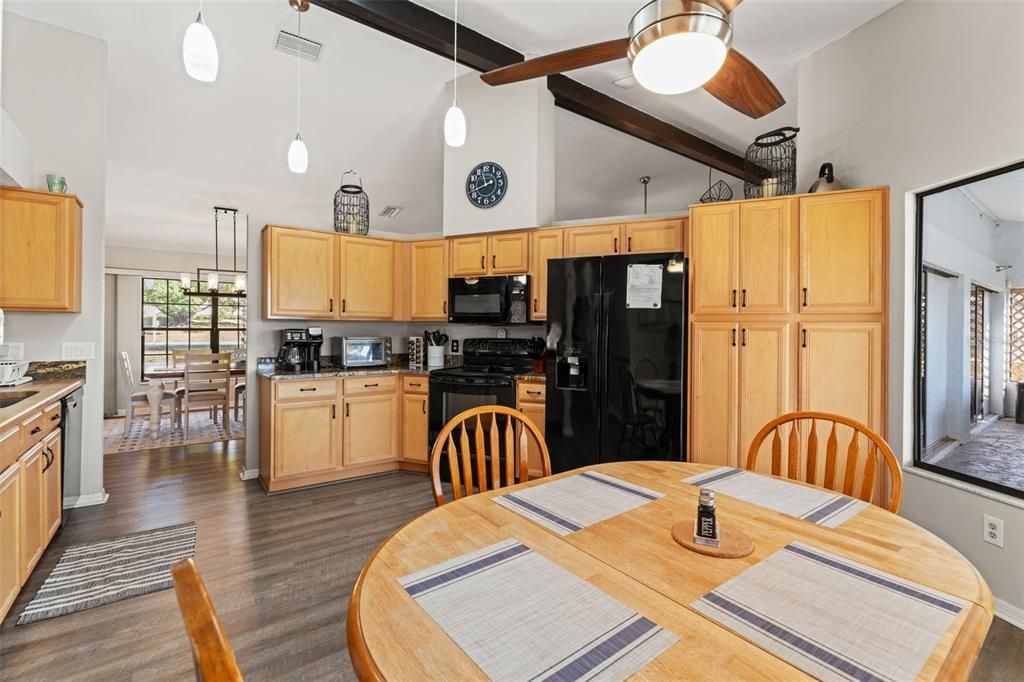 Под контрактом: $430,000 (3 спален, 2 ванн, 2316 Квадратных фут)