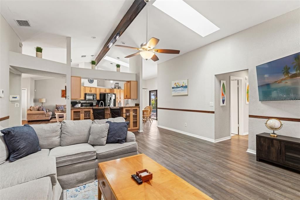 Под контрактом: $430,000 (3 спален, 2 ванн, 2316 Квадратных фут)