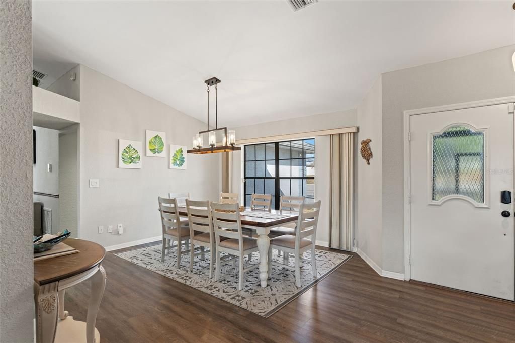 Под контрактом: $430,000 (3 спален, 2 ванн, 2316 Квадратных фут)