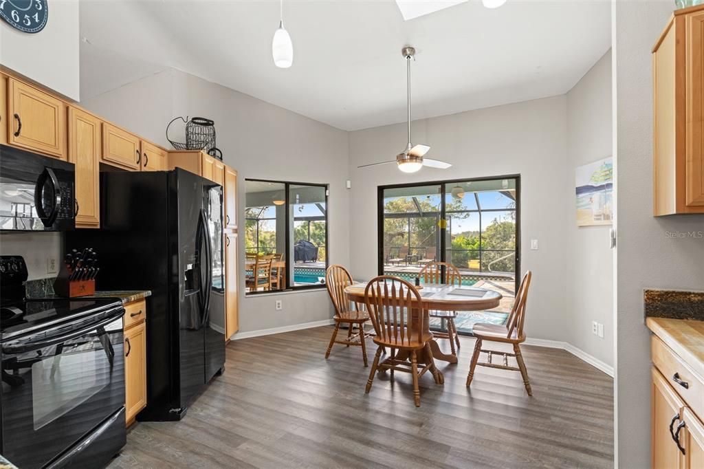 Под контрактом: $430,000 (3 спален, 2 ванн, 2316 Квадратных фут)