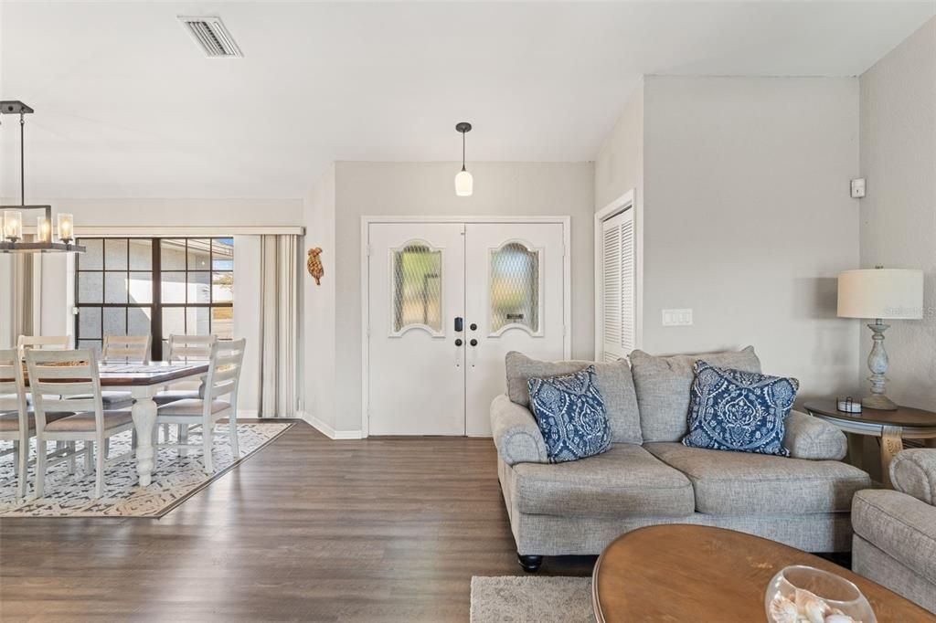 Под контрактом: $430,000 (3 спален, 2 ванн, 2316 Квадратных фут)