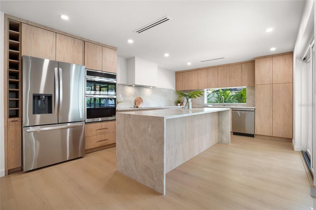 合同活跃: $699,000 (3 贝兹, 2 浴室, 1722 平方英尺)