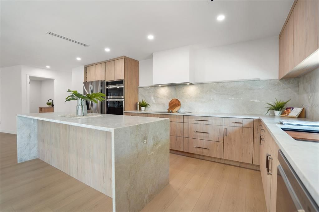 合同活跃: $699,000 (3 贝兹, 2 浴室, 1722 平方英尺)