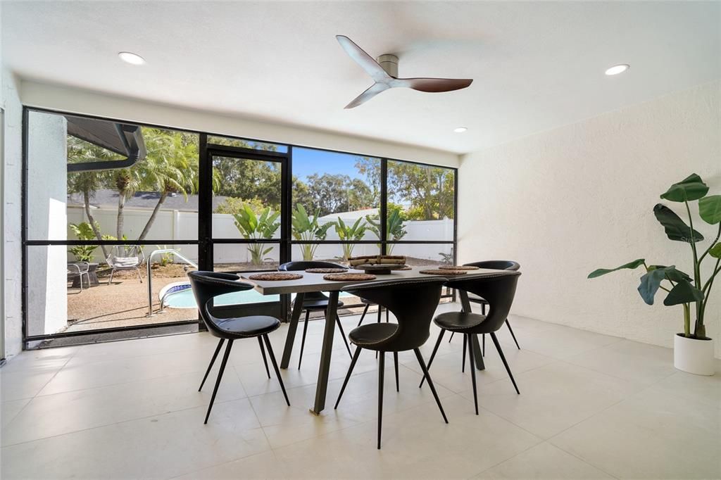 合同活跃: $699,000 (3 贝兹, 2 浴室, 1722 平方英尺)