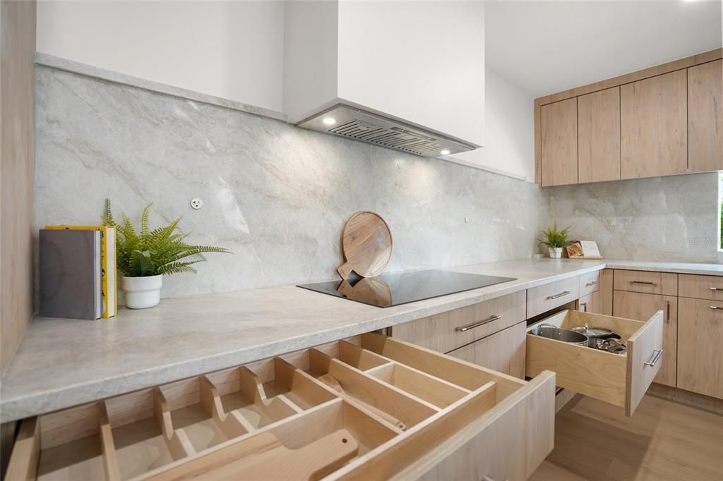 合同活跃: $699,000 (3 贝兹, 2 浴室, 1722 平方英尺)